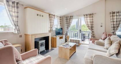 Deluxe 2, Slps 4, parking, ensuite, decking, LV HT