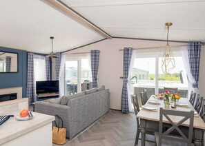 TV - Deluxe 4, Slps 8, parking, ensuite, decking (Near Weymouth)