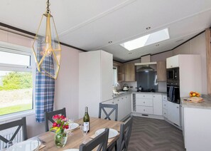 Dining - Deluxe 4, Slps 8, parking, ensuite, decking (Near Weymouth)