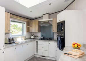 Fridge, oven, stovetop, toaster - Deluxe 4, Slps 8, parking, ensuite, decking (Near Weymouth)