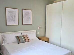 1 habitación, escritorio, tabla de planchar con plancha y cuna de viaje 