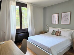 1 Schlafzimmer, Schreibtisch, Bügeleisen/Bügelbrett, Reisekinderbett