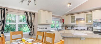 Superior 2 Slps 4, parking, ensuite, decking, LV