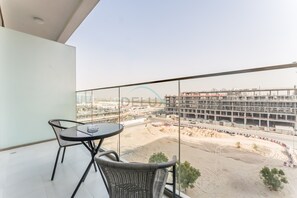 Outdoor dining - Just Minutes Drive From Dubai Autodrome, Within A Short Walk Of The Bus Stop (Dubai)