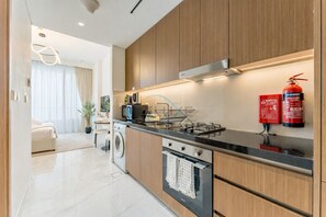 Fridge, microwave, oven, stovetop - Just Minutes Drive From Dubai Autodrome, Within A Short Walk Of The Bus Stop (Dubai)