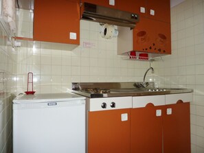 Fridge, stovetop, cookware/dishes/utensils - Functional apartment just steps from the beach (Bibione Pineda)
