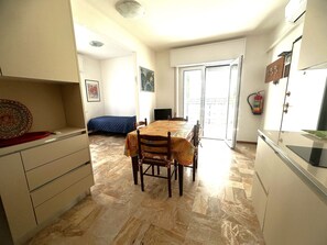 Room - Welcoming flat for four guests close to the beach (Bibione Pineda)