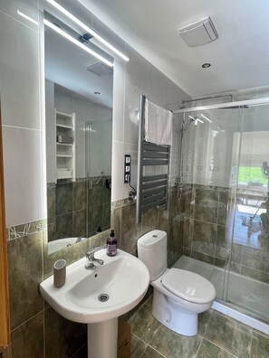 Dusche, Haartrockner, Bidet, Handtücher