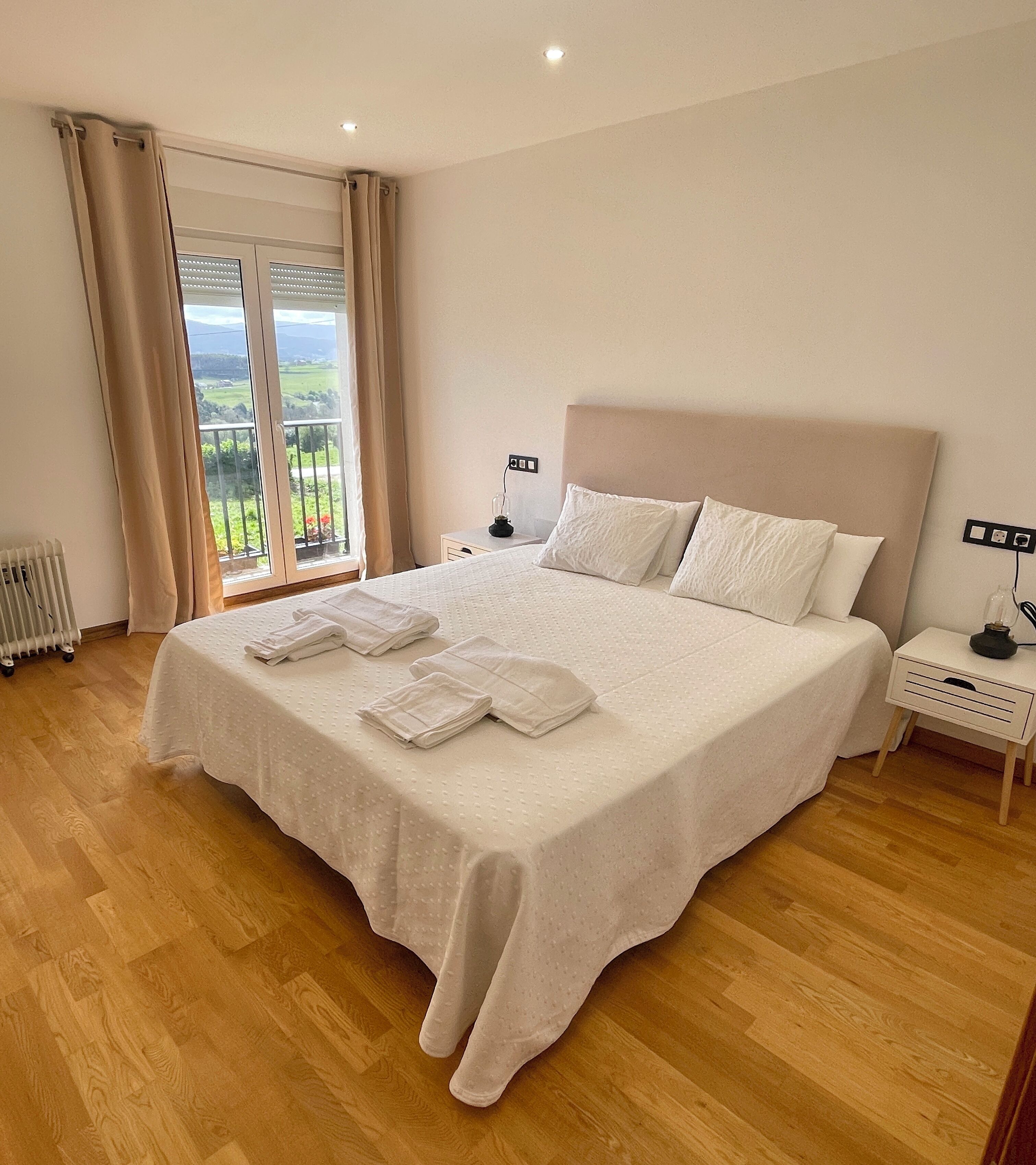 6 slaapkamers, een strijkplank/strijkijzer, wifi, beddengoed