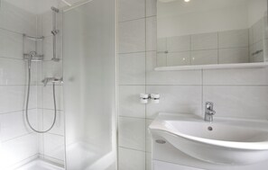 Shower, hair dryer, towels - Sunny apartment in Umag (Umag)