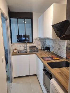 Fridge, microwave, oven, stovetop - Well-located  apartment, just a 4-minute walk from the , beaches, and marina (Cavalaire-sur-Mer)