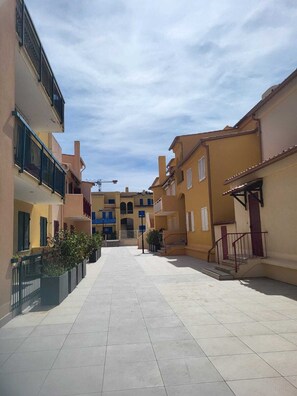 Property grounds - Well-located  apartment, just a 4-minute walk from the , beaches, and marina (Cavalaire-sur-Mer)