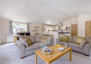 Living area - Prestige Lodge, parking, ensuite, decking & HT 4 (Skegness)