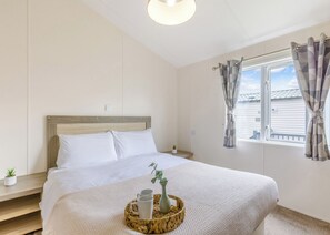 2 bedrooms - Prestige Lodge, parking, ensuite, decking & HT 4 (Skegness)
