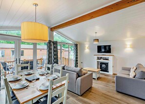 TV - Deluxe Lodge, parking, ensuite, decking, hot tub 6 (Skegness)