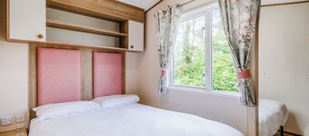 Bronze Caravan with parking*