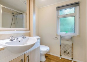 Een badkamer met een wastafel, toilet en douche.