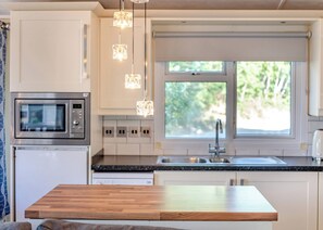 Réfrigérateur, un four, surface de cuisson, grille-pain