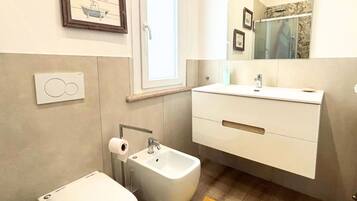 Dusche, Bidet, Handtücher