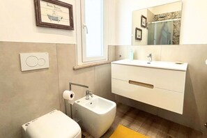 Regadera, bidet, toallas 