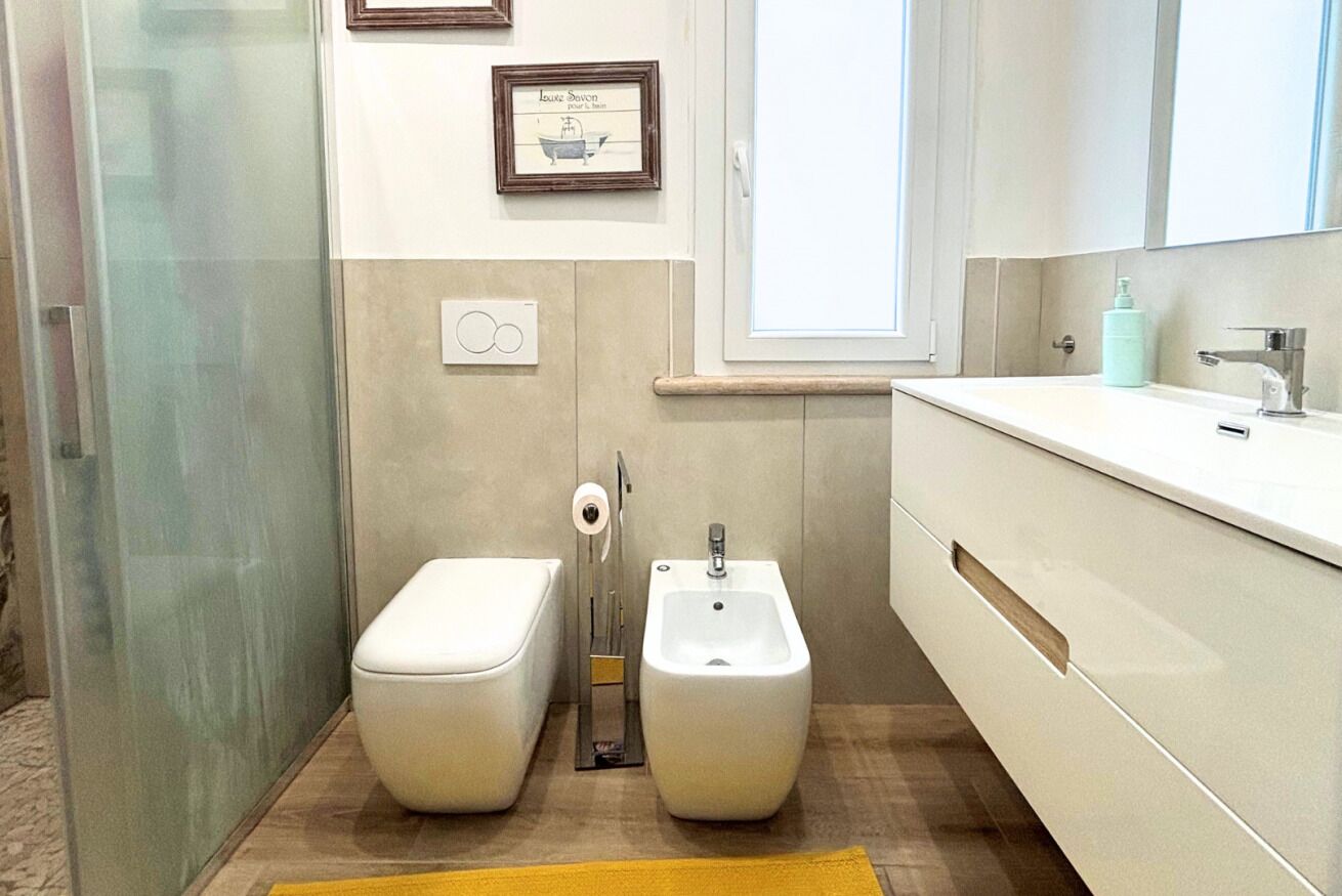 Douche, bidet, serviettes fournies