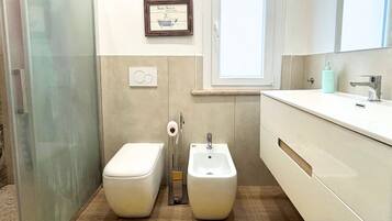 Douche, bidet, serviettes fournies