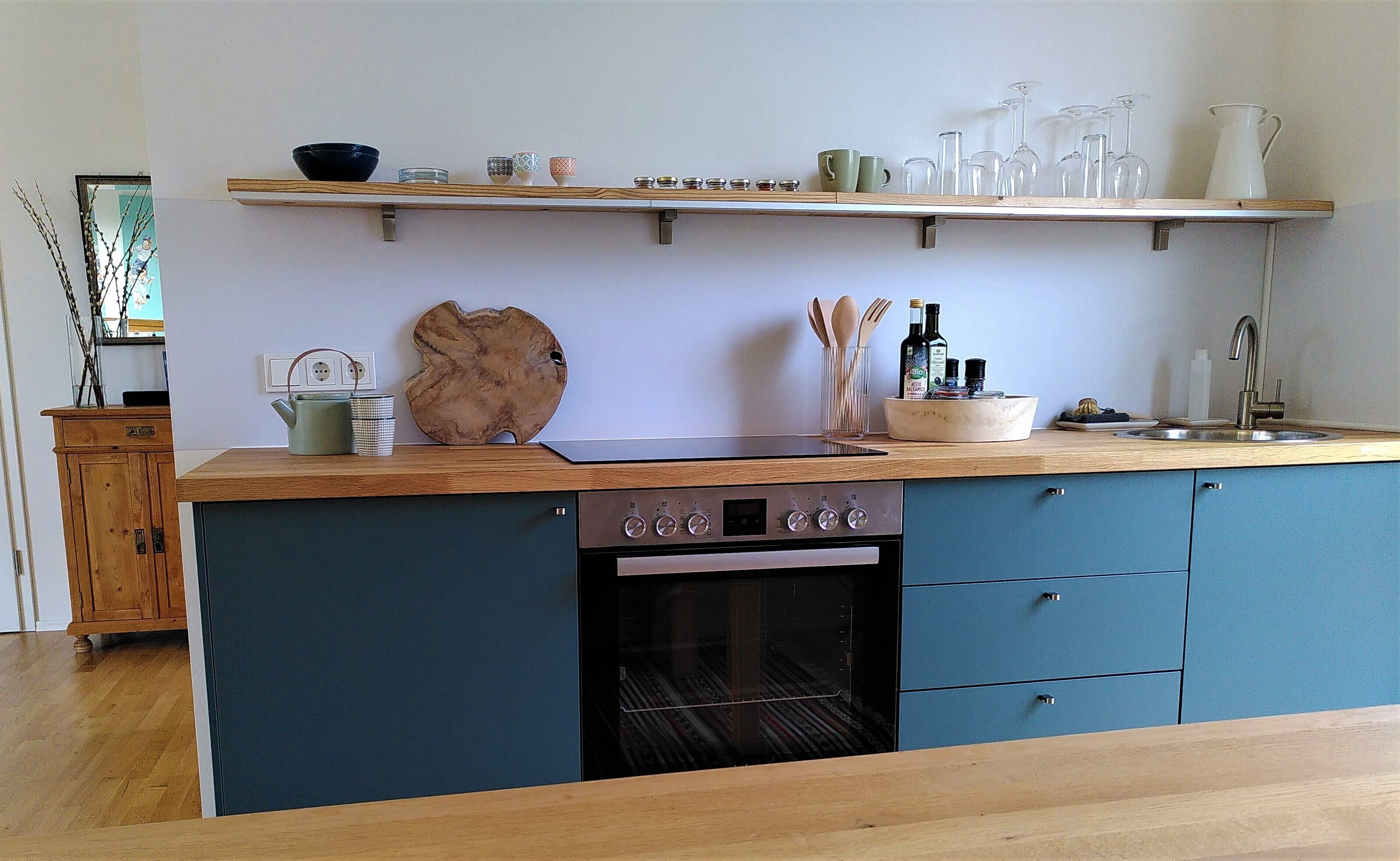 冷蔵庫、コンロ、電気ポット、トースター