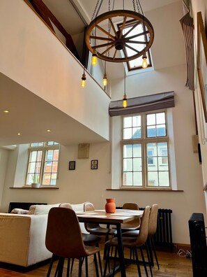 Dining - Beautiful Old School House in Cheltenham town centre. (Cheltenham)