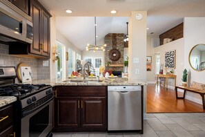 冷蔵庫、電子レンジ、オーブン、コンロ