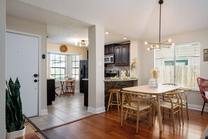 Dining - 3BR Firepit Katy Home-Fast Wi-Fi,PrimeLocation-3LT (Katy)