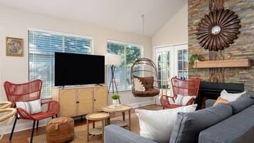 Smart TV, caminetto, libri