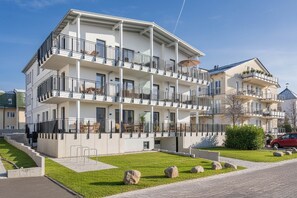Exterior - Villa Kamadori 07: Stylish apartment with balcony, 150 m to the beach (Ahlbeck (Seebad))