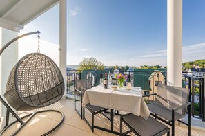 Outdoor dining - Villa Kamadori 07: Stylish apartment with balcony, 150 m to the beach (Ahlbeck (Seebad))