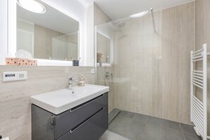 Shower, hair dryer, towels - Villa Kamadori 07: Stylish apartment with balcony, 150 m to the beach (Ahlbeck (Seebad))