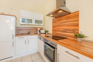 Fridge, microwave, oven, stovetop - Südwind 13 - two bedrooms in a prime location, sauna, swimming pool and balcony (Zempin)