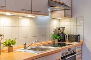 Fridge, microwave, oven, stovetop - Villa Kaiserhof 05: Stylish vacation apartment with balcony near the beach in Zinnowitz (Zinnowitz)