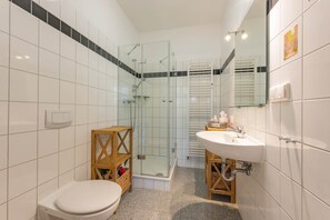 Hair dryer, towels - Villa Kaiserhof 05: Stylish vacation apartment with balcony near the beach in Zinnowitz (Zinnowitz)