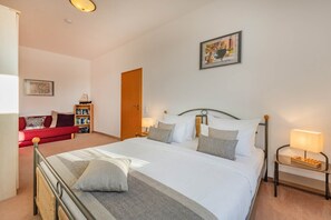 Free WiFi, bed sheets - Villa Kaiserhof 05: Stylish vacation apartment with balcony near the beach in Zinnowitz (Zinnowitz)