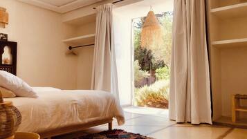 4 bedrooms, iron/ironing board, WiFi, bed sheets