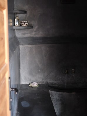 Douche, sèche-cheveux, serviettes fournies, savon