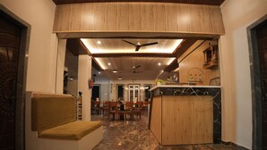 Un intérieur moderne comprenant un coin salon, un espace repas et une cuisine.