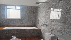 Une salle de bain avec une baignoire, des toilettes et une douche.