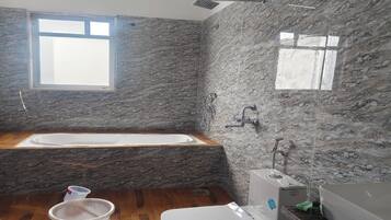 Camera Deluxe | Bagno | Doccia, asciugamani, sapone, shampoo