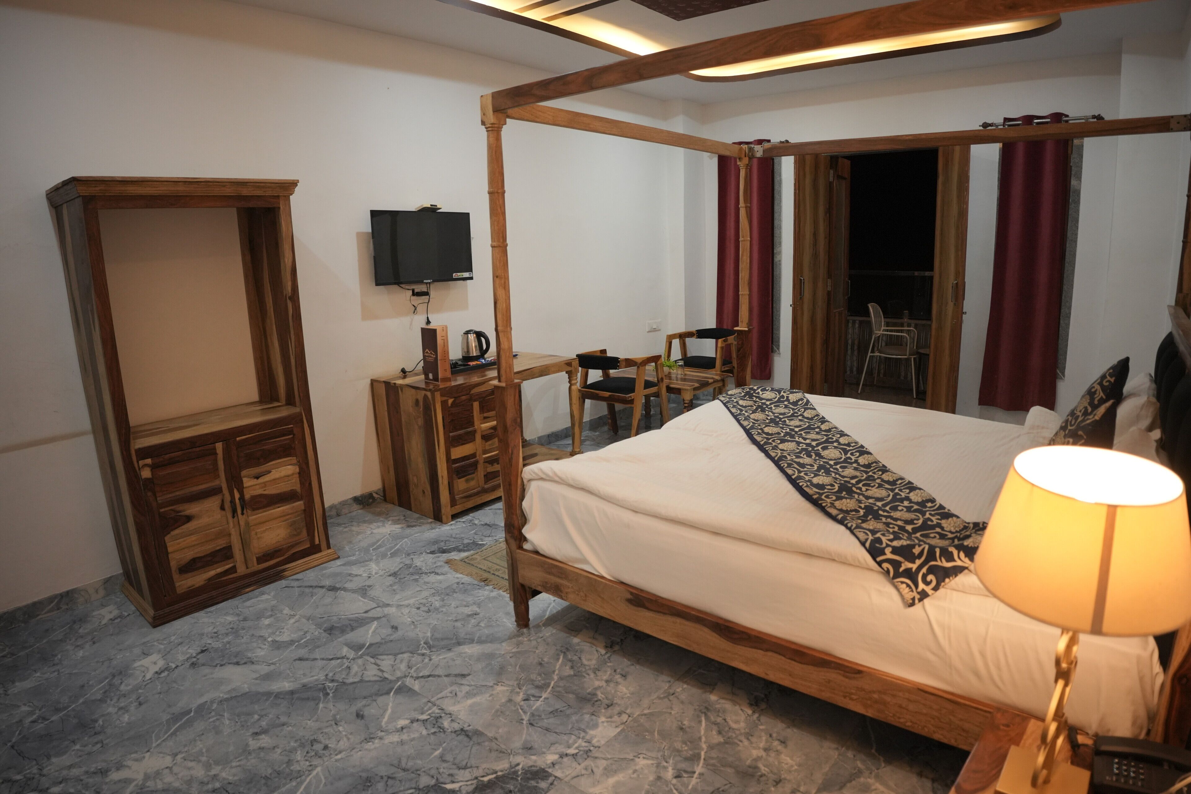 Family Room | Desk, free WiFi