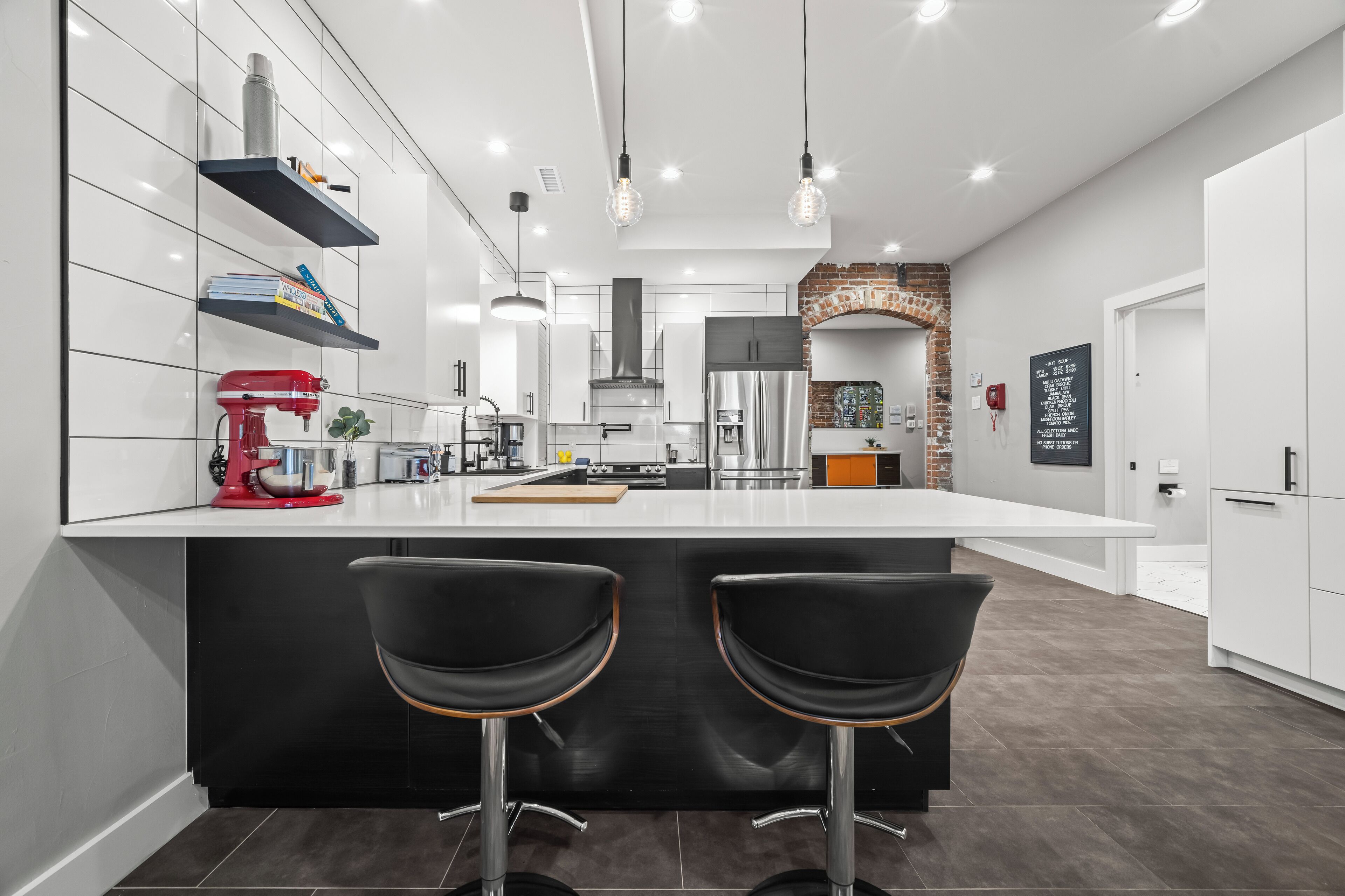 Kjøleskap, mikrobølgeovn, ovn og kokeplater