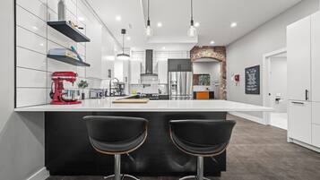 Kjøleskap, mikrobølgeovn, ovn og kokeplater