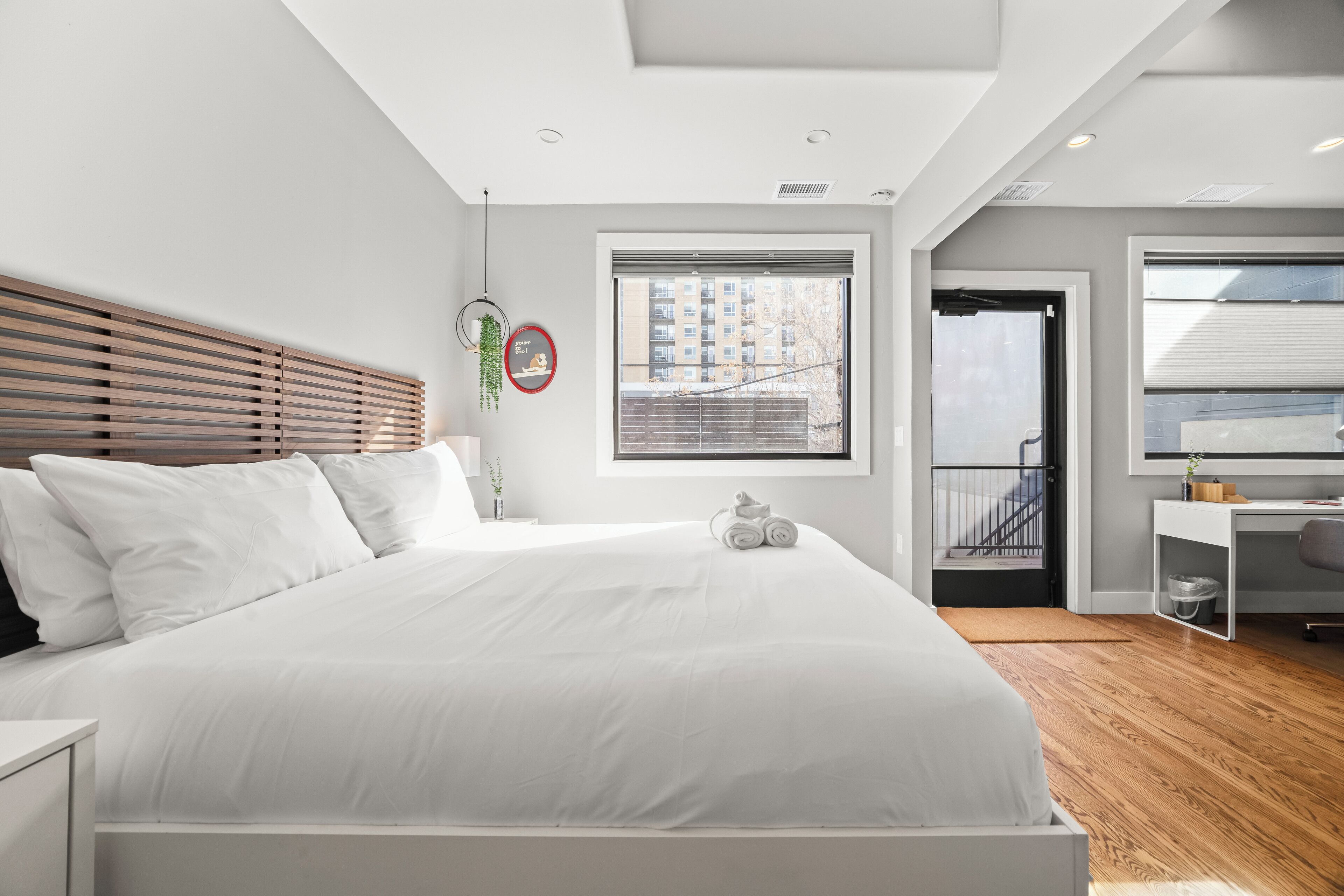 Skrivebord, strykejern/-brett, wi-fi (inkludert) og sengetøy