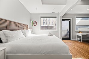 Skrivebord, strykejern/-brett, wi-fi (inkludert) og sengetøy