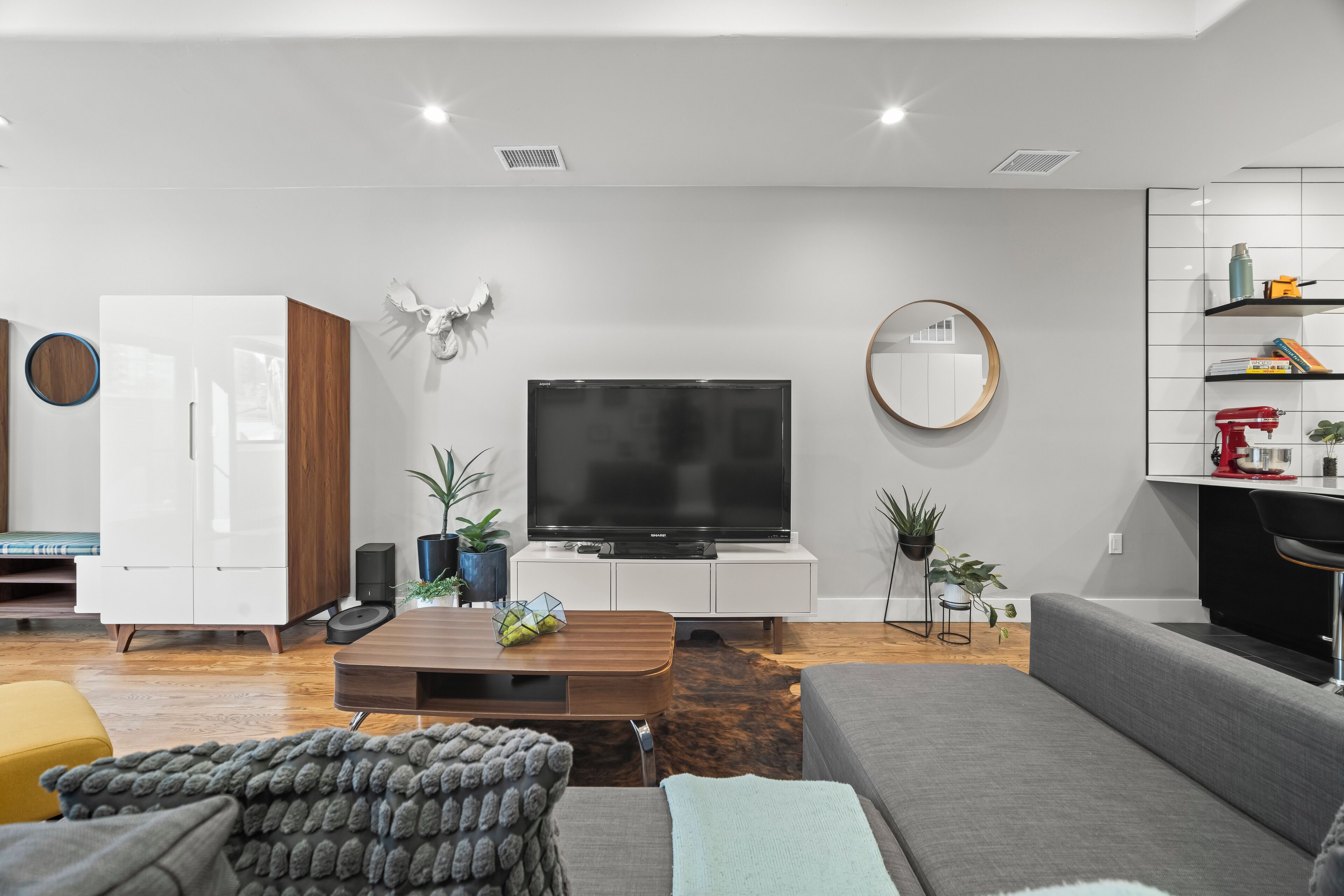 Smart-TV, DVD-spiller og kontorer