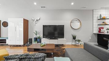 Smart-TV, DVD-spiller og kontorer